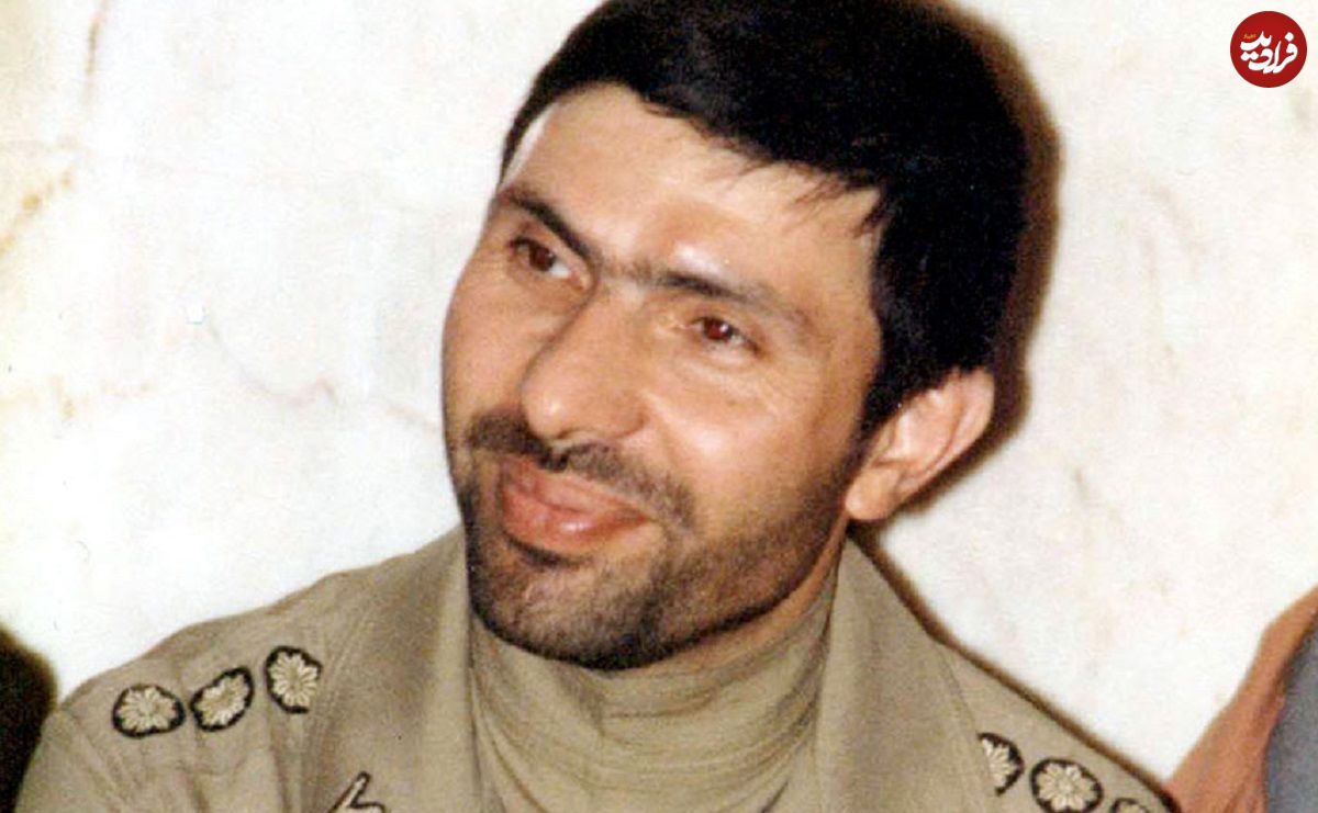 عکس؛ سفر در زمان؛ «صیاد شیرازی در حال نماز خواندن با محسن رضایی»؛ دهه 60