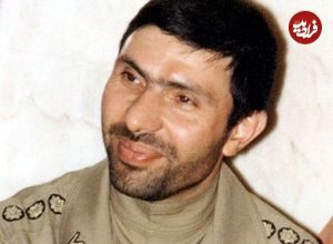 عکس؛ سفر در زمان؛ «صیاد شیرازی در حال نماز خواندن با محسن رضایی»؛ دهه 60