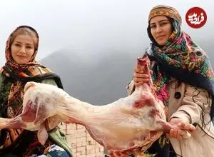 ببینید| غذای روستایی در ایران؛  کباب کردن بره کامل روی آتش و در هوای مه آلود روستا