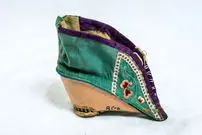 کفش‌های هزارسالۀ 13 سانتیمتری برای زنانی با «پاهای بسته»