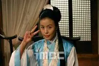 عکس| سفر به تاریخ؛ چهرۀ خندان «یومیول» و «مدیر اوته» در پشت‌صحنه سریال «جومونگ»