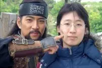 عکس| سفر به تاریخ؛ «یوم جانگ» در حال کتک زدن عوامل پشت‌صحنه سریال «امپراتور دریا»