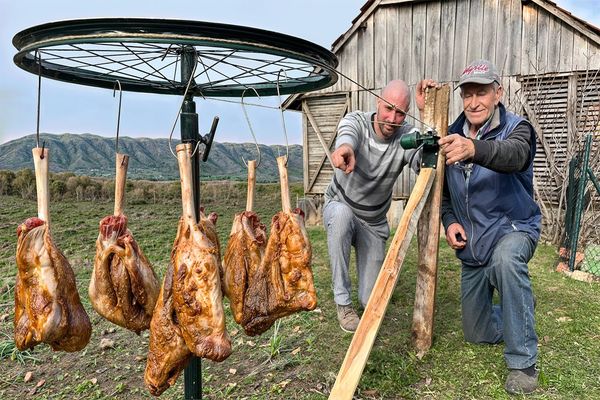 (ویدئو) غذای روستایی در رومانی؛ پخت آبگوشت بره و کباب ماهیچه