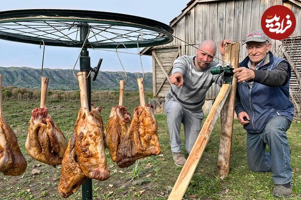 (ویدئو) غذای روستایی در رومانی؛ پخت آبگوشت بره و کباب ماهیچه