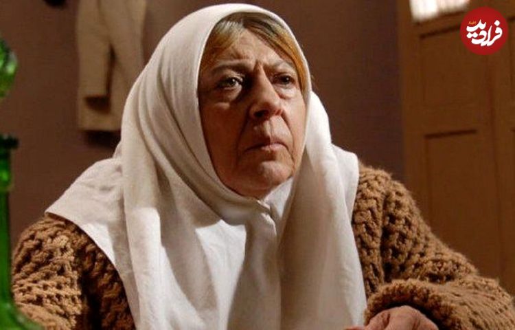 عکس؛ تیپ رنگارنگِ ثریا قاسمی در ۸۴سالگی در کنار پسرش
