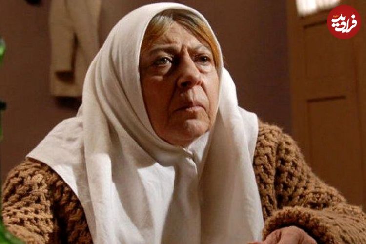 عکس؛ تیپ رنگارنگِ ثریا قاسمی در ۸۴سالگی در کنار پسرش