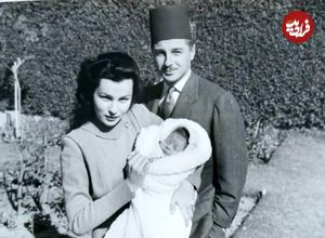 عکس؛ سفر در زمان؛ «مهناز زاهدی در آغوش مادربزرگ اش فوزیه»؛ سال 1340