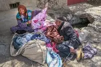 عکس| سفر به تهران قدیم؛ «فروشنده دوره گرد لوازم خانه و آشپزخانه در خیابان»؛ سال 1339