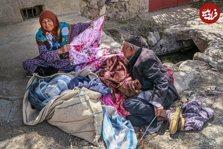 عکس| سفر به تهران قدیم؛ «فروشنده دوره گرد لوازم خانه و آشپزخانه در خیابان»؛ سال 1339