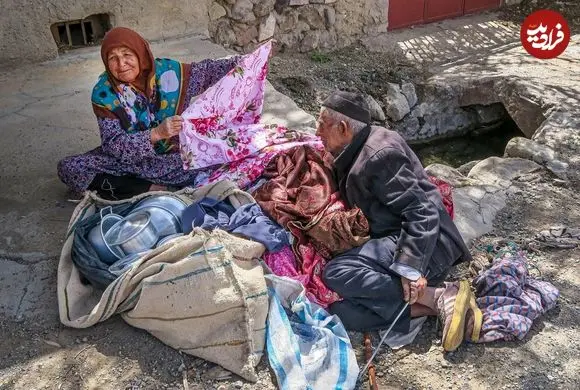 عکس| سفر به تهران قدیم؛ «فروشنده دوره گرد لوازم خانه و آشپزخانه در خیابان»؛ سال 1339