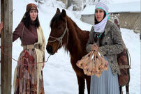 (ویدئو) غذای روستایی در ایران؛ پخت فسنجان با مرغ در هوای برفی 