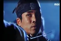 عکس| سفر به تاریخ؛ عکس یادگاری «نارو، سونگجو و گوموآ» در پشت‌صحنه سریال «جومونگ»