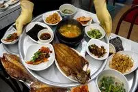 ببینید| غذای خیابانی در کره؛ فرآیند تهیه ماهی ماکرل کبابی با پیش غذا در سئول