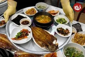 ببینید| غذای خیابانی در کره؛ فرآیند تهیه ماهی ماکرل کبابی با پیش غذا در سئول