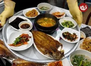 ببینید| غذای خیابانی در کره؛ فرآیند تهیه ماهی ماکرل کبابی با پیش غذا در سئول