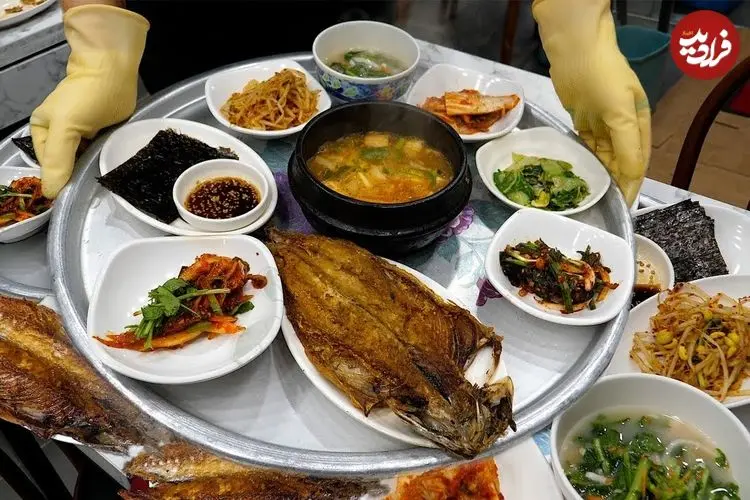 ببینید| غذای خیابانی در کره؛ فرآیند تهیه ماهی ماکرل کبابی با پیش غذا در سئول