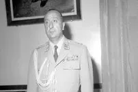 عکس| سفر در زمان؛ «نصیری، سومین رئیس ساواک» در حال دریافت سکه از دست محمدرضا پهلوی