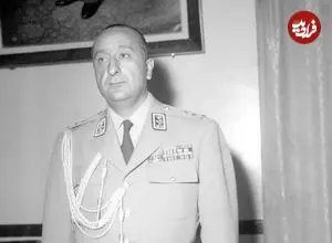 عکس| سفر در زمان؛ «نصیری، سومین رئیس ساواک» در حال دریافت سکه از دست محمدرضا پهلوی