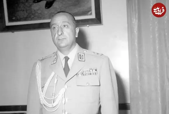 عکس| سفر در زمان؛ «نصیری، سومین رئیس ساواک» در حال دریافت سکه از دست محمدرضا پهلوی