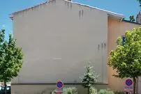 عکس؛ هنر خیابانی؛ خلاقیت هنرمند فرانسوی که دیوار یک خانه معمولی را به «منظره رو به دریا» تبدیل کرده است