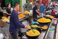 ببینید| غذای خیابانی در ویتنام؛ تهیه نودل با برنج، میگو و گل کلم سوخاری در هانوی