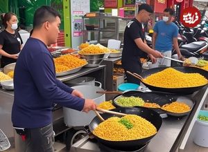 ببینید| غذای خیابانی در ویتنام؛ تهیه نودل با برنج، میگو و گل کلم سوخاری در هانوی
