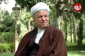 عکس| سفر زمان؛ «هاشمی رفسنجانی» در حال خوراندن واکسن به یک کودک؛ دهۀ 70