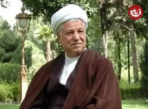 عکس| سفر زمان؛ «هاشمی رفسنجانی» در حال خوراندن واکسن به یک کودک؛ دهۀ 70