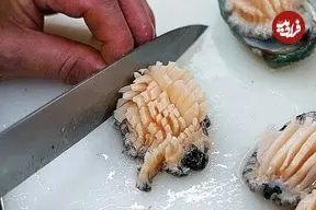 ببینید| غذای خیابانی در کره؛ تهیه یک غذای محبوب با صدف، حلزون دریایی و اختاپوس در بوسان