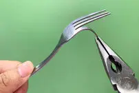 (ویدئو) نحوه ساخت یک وسیله خلاقانه برای جمع آوری زباله با چنگال!