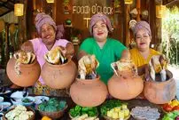 ببینید| غذای روستایی در سنگاپور؛ پخت یک غذای سنتی با مرغ در کوزه سفالی