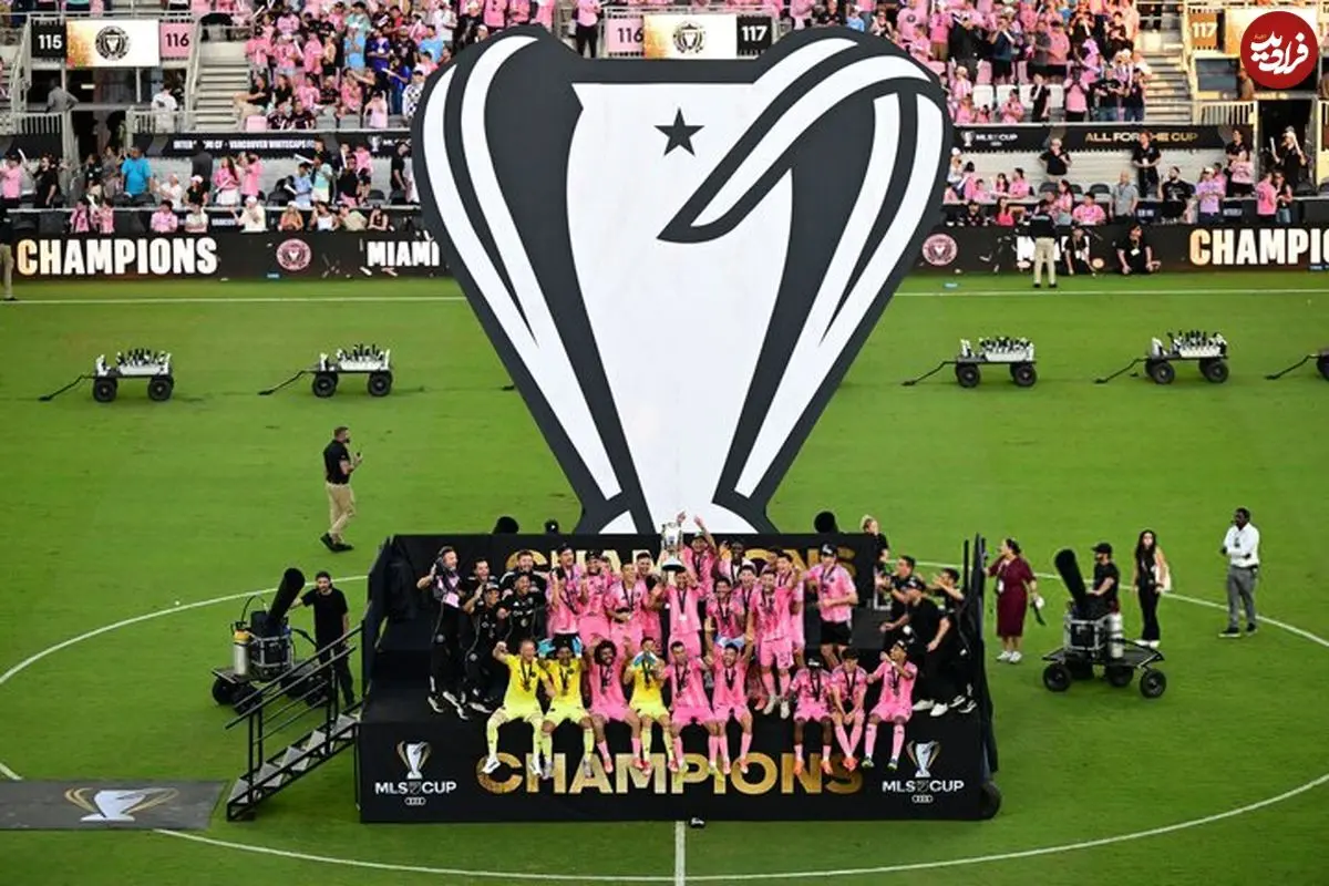 عکس| ژست عاشقانه بکام و ویکتوریا با جام قهرمانی