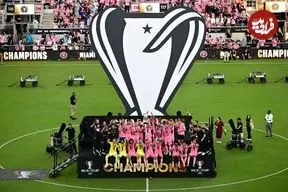 عکس| ژست عاشقانه بکام و ویکتوریا با جام قهرمانی