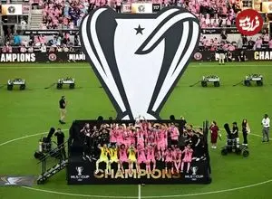 عکس| ژست عاشقانه بکام و ویکتوریا با جام قهرمانی