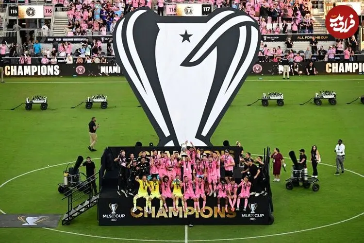 عکس| ژست عاشقانه بکام و ویکتوریا با جام قهرمانی