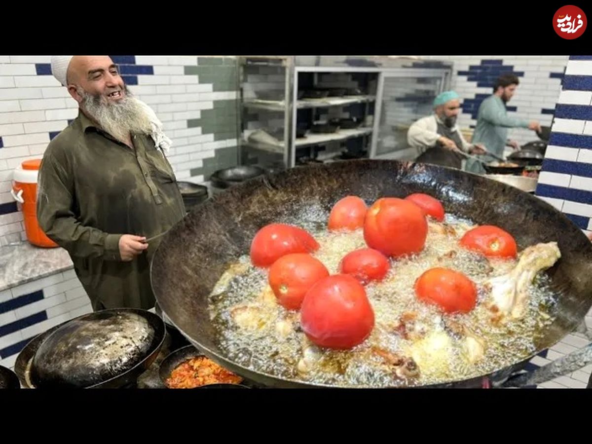 (ویدئو) غذای خیابانی؛ پخت مرغ چارسی کراهی با گوجه توسط آشپز مشهور پیشاوری