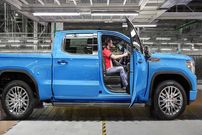 ببینید| نگاهی به مراحل تولید خودروهای مشهور جی ام سی سیرا و کادیلاک لیریک