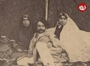 عکس| سفر زمان؛ عکس یادگاری «عمله خلوت» در عکاسخانه در دوران ناصرالدین شاه