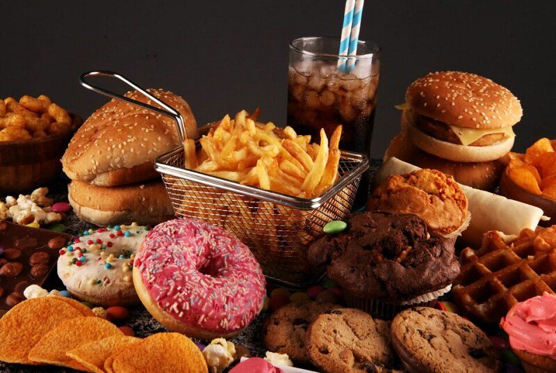 با خوردن این غذاها خود را به کشتن می‌دهید؛ افزایش خطر حمله قلبی با غذاهای فوق فراوری شده