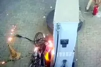 ببینید| آتش‌سوزی عمدی یک موتورسیکلت در پمپ‌ بنزین