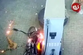 ببینید| آتش‌سوزی عمدی یک موتورسیکلت در پمپ‌ بنزین