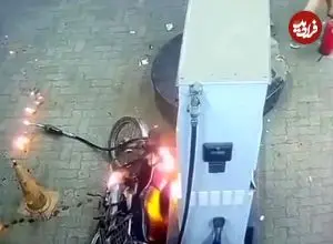 ببینید| آتش‌سوزی عمدی یک موتورسیکلت در پمپ‌ بنزین