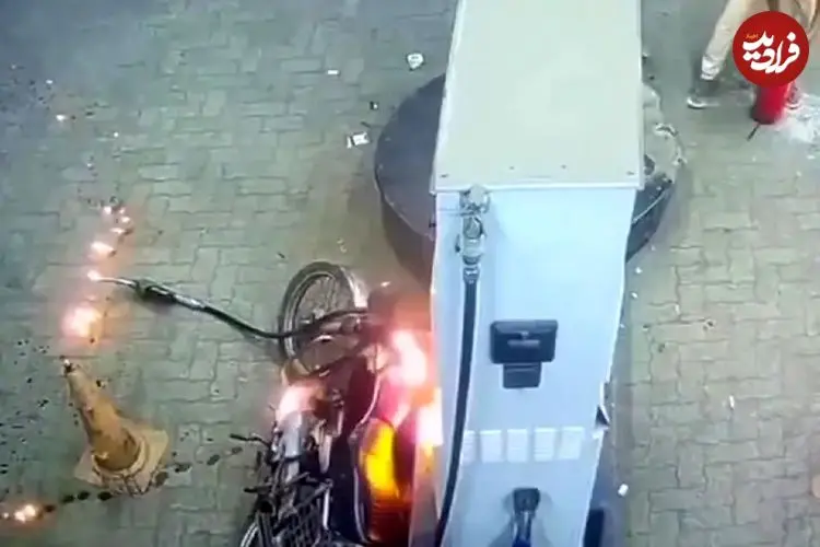 ببینید| آتش‌سوزی عمدی یک موتورسیکلت در پمپ‌ بنزین