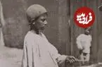 عکس| سفر زمان؛ خانوادۀ ایرانی سوار بر خر در یکی از کوچه‌های تهران؛ 130 سال قبل