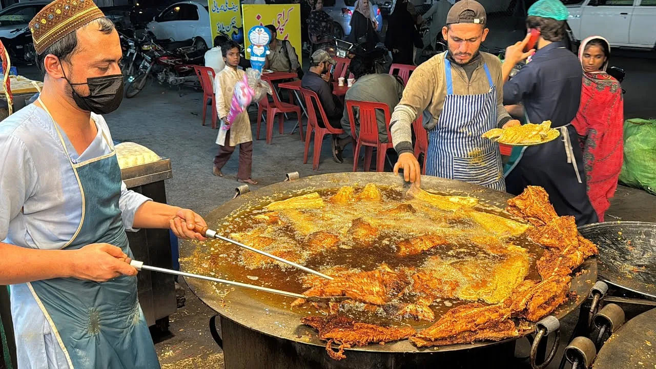 (ویدئو) غذای خیابانی در پاکستان؛ پخت ماهی و مرغ سوخاری متفاوت