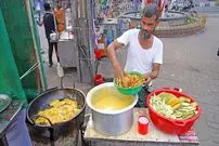 ببییند| غذای خیابانی در بنگلادش؛ تهیه کتلت با کدو حلوایی، میگو و کلم در داکا