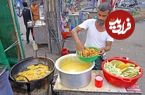 ببییند| غذای خیابانی در بنگلادش؛ تهیه کتلت با کدو حلوایی، میگو و کلم در داکا