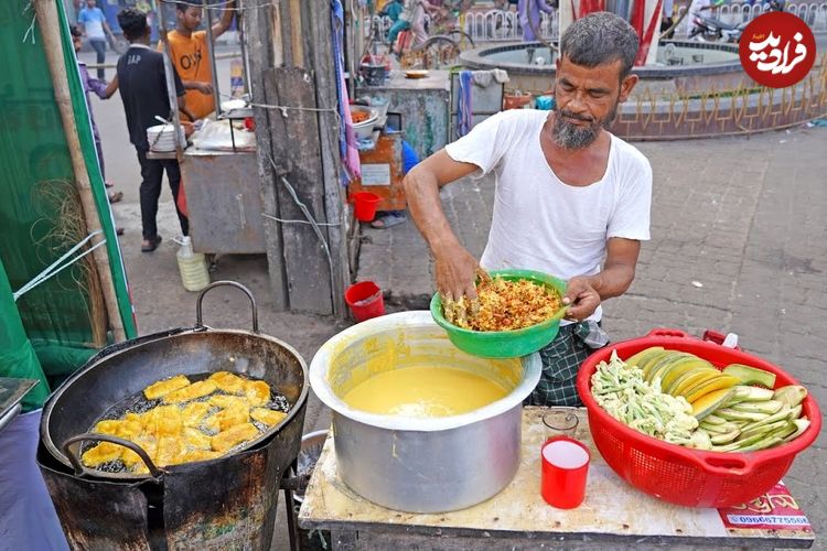 ببییند| غذای خیابانی در بنگلادش؛ تهیه کتلت با کدو حلوایی، میگو و کلم در داکا