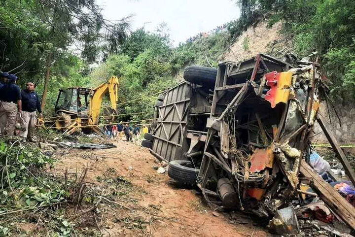 (ویدیو) حادثه‌ای دلخراش؛ سقوط اتوبوس به ته یک دره در مکزیک!