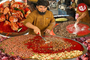 (ویدئو) غذای خیابانی در پاکستان؛ جگر سرخ شده با ادویه در پیشاور 